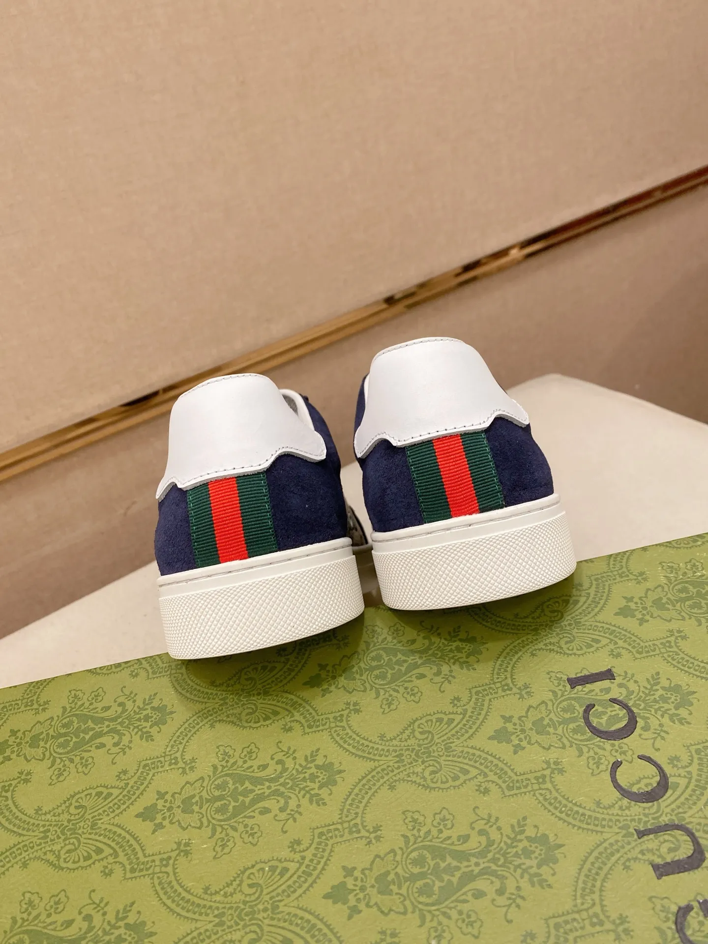 Factory price: 440💰 (GUCCI) The latest model from the official website 🎁🎁Casual and fashionable men's shoes👟, hot style 💥The version is simple and elegant, exclusive for trendy men. Unique official website latest brand elements 👑Gucci original decoration, fashionable and generous, the fabric is original cowhide ✅sheepskin lining, the official website specifies wear-resistant casual outsole, the classic model is taken in kind at the counter🎬38-44 (45 is not returned or exchanged)